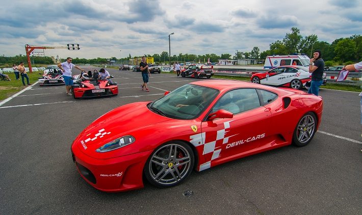 Jak wygląda przejażdżka Ferrari?